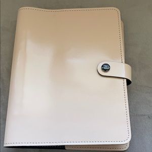 Filofax A5 Agenda in the color nude patten.